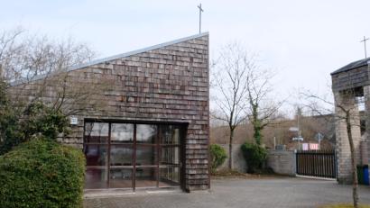 Bild: do
Ein neues Gesicht soll die Aussegnungshalle des Vorbacher Friedhofes erhalten. Anstelle der unansehnlich gewordenen Holzschindeln beschloss der Gemeinderat eine Blechverkleidung.