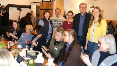 Bild: Hirsch
Die Seminarteilnehmer nutzten ihre Handys zum Fotografieren. Angeleitet von Rita Mulzer, Stefan Mayr, Irmgard Thoma, Helmut Melchner und Lisa Lang (stehend von links).