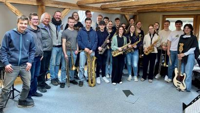 Bild: Peter König/exb
Die King Size Youngsters und Juniors erzielten hervorragende Ergebnisse beim Landeswettbewerb "Jugend jazzt Bayern" in Marktoberdorf. Nun lösten die Nachwuchsmusiker ihren Preis ein: ein Workshop mit Harald Rüschenbaum, dem langjährigen Leiter des Landesjazzorchesters Bayern.