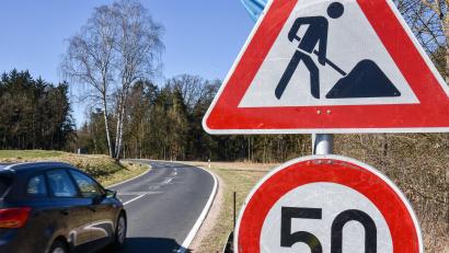 Bild: Stephan Huber
Am Montag, 31. März 2025, beginnen die Bauarbeiten auf der Straße zwischen Altmannshof und Obersdorf. Die Strecke ist voraussichtlich acht Monate gesperrt.