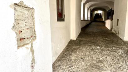 Bild: Gabi Schönberger
Die Rathauspassage in Neustadt bekommt eine hellere Beleuchtung und frische Farbe