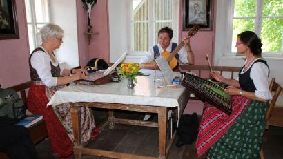 Bild: Felix Schäffer/exb 
Musik erklingt von der Stube im Bauernhaus über den Garten der Mühle bis hin zum Biergarten des Wirtshauses beim Nordbayerischen Zithertag im Freilandmuseum Oberpfalz.