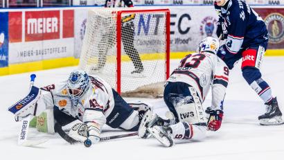 Archivbild: Tobias Neubert
Die Ravensburg Towerstars (weiße Trikots) gewannen ein irre spannendes Play-off-Spiel beim EV Landshut.