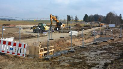 Bild: jr
Eine große Baustelle an der Großensterzer Straße in Mitterteich sorgt seit kurzem für Aufsehen bei Anwohnern und Passanten. Auch von der Bundesstraße 299 (hinten) aus ist sie zu sehen. Das Projekt war nun Thema im Stadtrat.