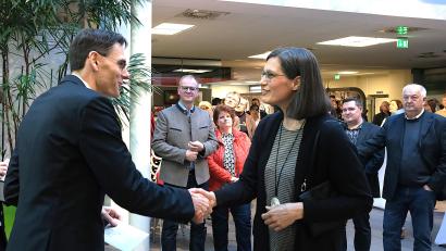 Bild: Hirsch
Bernd Rees, Vorstandsmitglied der Sparkasse (links), überreicht eine Spende von 500 Euro an die Vertreterin des Kulturforums Wernberg-Köblitz, Cornelia Paulus. Insgesamt schüttete die Bank einen Betrag von 63 545 Euro aus.