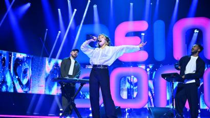 Bild: ZDF/Willi Weber/exb
Vor großem Publikum performt Paula ihr Lied "Escape" beim Live-Finale gemeinsam mit ihren Musikpaten "Quarterhead".