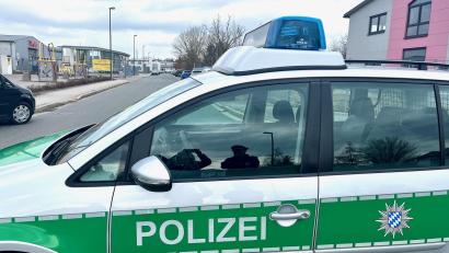 Bild: Gabi Schönberger
Die Polizei hat den Bereich abgesperrt: In einem Entsorgungsbetrieb im Weidener Norden wurde im Altmetall eine Handgranate gefunden.