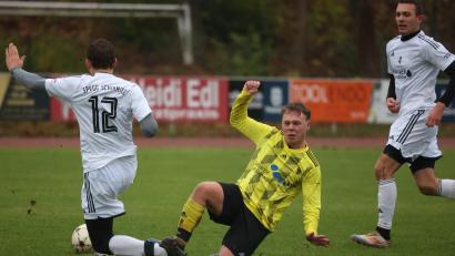 Archivbild: Dieter Jäschke
Josef Schönberger (Mitte) und der TSV Erbendorf haben beim FC Tremmersdorf eine ganz schwierige Aufgabe zu bewältigen. Die SpVgg Schirmitz ist dagegen daheim gegen den TSV Eslarn klar favorisiert.