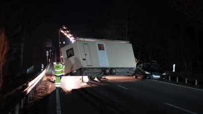 Bild: vifogra / Bock
Ein Toilettenhaus auf einem Anhänger blockiert am Sonntagabend die B 22 bei Zieglhäuser im Bereich des Marktes Tännesberg.