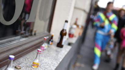 Symbolbild: Thomas Banneyer /dpa
Obwohl der Alkoholkonsum zurückgeht, muss man sich häufig noch rechtfertigen, wenn man keinen Alkohol konsumieren möchte.