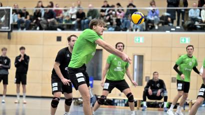 Archivbild: Hubert Ziegler
Schöne Ballannahme von Johannes Helm (vorne, Szene aus einem früheren Spiel) vom VC Amberg. Die Amberger Volleyballer müssen im letzten Spiel der Saison gegen den TSV Mühldorf ran.