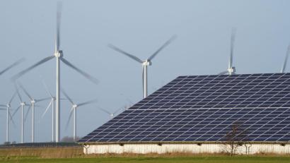 Symbolbild: Marcus Brandt/dpa
Bürger und Kommunen sollen besser an den Erlösen aus Windrädern und Photovoltaikanlagen beteiligt werden, so will es ein Gesetzesentwurf der Staatsregierung. Im bayerischen Landtag erntete der Entwurf ordentlich Kritik.