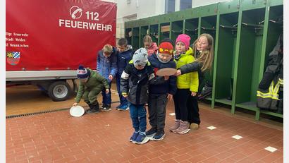 Bild: Regina Miederer
Beim ersten Treffen bei der Kinderfeuerwehr Neunkirchen üben sich die Sechs- bis Zwölfjährigen in der Fahrzeughalle in Geschicklichkeit und Balance. Die Eltern informieren sich derweil über das neue Angebot.