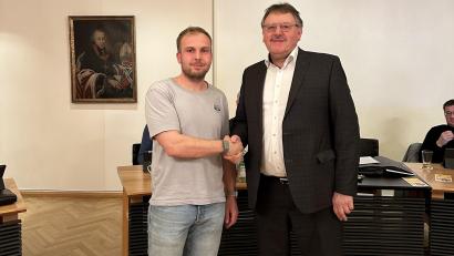 Bild: Stefanie Gradl
Bürgermeister Hans-Martin Schertl (rechts) heißt Philipp Wywiol als neuen Energiebeauftragten der Stadt Vilseck willkommen.