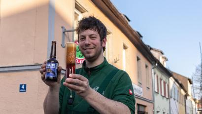 Bild: Susanne Forster
Ludwig Koch mit seinem Doppelbock. Den hat er bereits im November 2024 gebraut.