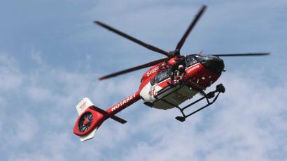 Symbolbild: Bodo Schackow/dpa
Mit einem Rettungshubschrauber musste am Sonntag ein 59-jähriger Mann, der in Amberg von einem Balkon gestürzt war, in ein Krankenhaus geflogen werden.