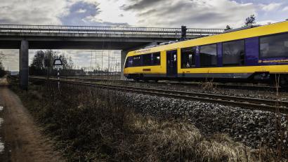 Archivbild: Hösamer
Die Bahnstrecke zwischen Schwandorf und Regensburg wird in diesem Sommer gesperrt und saniert. Während dieser Zeit soll auch die Bahnbrücke bei Klardorf erneuert werden.