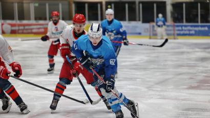 Archivbild: Dieter Jäschke
Christian Janousek (vorne) und die U20-Junioren des 1. EV Weiden treffen im entscheidenden Halbfinale auf den Mannheimer ERC.