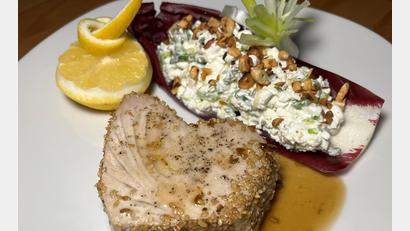 Bild: Michael Schiffer 
Die Thunfischsteaks werden vor dem Braten in Sesam gewendet. Dazu gibt es gefüllte Radicchio-Blätter.