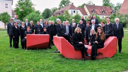 Bild: Peter Ringeisen
Die Amberger Chorgemeinschaft im Maltesergarten vor einem Konzert im vergangenen Mai.