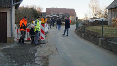 Bild: wel
Die Engstelle an der Straße "Zur Gradlhöhe" soll im Zuge der Straßensanierung beseitigt werden, indem einige Meter des rechten Grundstücks abgetragen werden, und eine neue Mauer errichtet wird.
