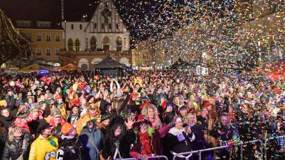 Bild: Petra Hartl
Konfettiregen für die Hexennacht: Über 7000 Menschen feierten am Unsinnigen Donnerstag auf dem Marktplatz in Amberg.