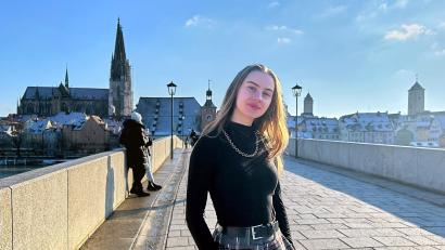 Bild: Bianca Egerer
Annalena Egerer auf der Steinernen Brücke, Wahrzeichen ihrer neuen Heimatstadt Regensburg, wo sie in wenigen Wochen ihre Abiturprüfungen ablegen wird.