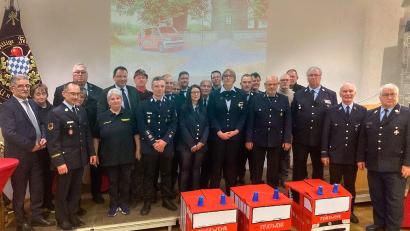Bild: gis
Zum 125-jährigen Bestehen der Feuerwehr Unterlind gab es einen Jubiläumsabend mit Ehrungen und einem Rückblick auf die Geschichte der Wehr. Mit im Bild: Bürgermeister Franz Tauber (links), Schirmherr Martin Schöffel (hinten, Vierter von links) sowie Kreisbrandrat Hermann Schreck (rechts).
