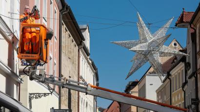 Bild: Wolfgang Steinbacher
Die Amberger Weihnachtsbeleuchtung wird abgebaut. Dass das erst jetzt passiert, hängt mit dem Josefitag am 19. März zusammen.