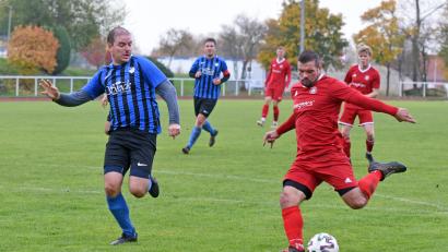 Archivbild: Gebert
Mit vier Nachholspielen wird am Wochenende die Saison in der Kreisliga 2 fortgesetzt. Im Einsatz sind auch die SpVgg Wiesau (rechts Sebastian Thoma) und die Sportfreunde Kondrau (links Fabian Nerlich), Szene vom Wiesauer 1:0-Sieg im direkten Aufeinandertreffen. Die SpVgg tritt am Samstag beim VfB Rehau an, Kondrau empfängt am Sonntag die SG Selb-Plößberg/Schönwald.