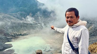 Bild: Carola Frentzen/dpa
Der Souvenirverkäufer Hassan erklärt Touristen am Ratu-Krater die Besonderheiten der Caldera.