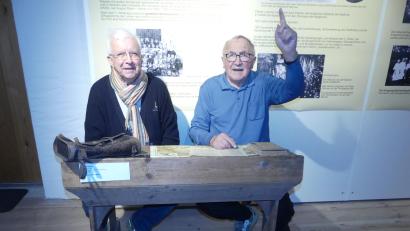Bild: rn
Die ehemaligen Schulleiter Toni Schwemmer und Heiner Kohl (von links) fühlen sich bei der Station "Schulen" zurückversetzt an ihre ersten Schultage in den 1940er und 1950er Jahren in Pressath und Eschenbach.