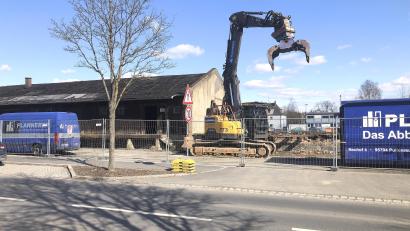 Bild: wro
Mit den Abrissarbeiten auf dem Wiesauer Bahnhofsareal wurde das Abbruchunternehmen Plannerer beauftragt.