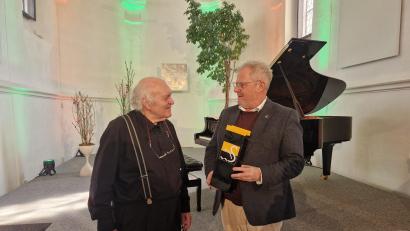 Bild: td
Kurt Seibert (links), ein Urgestein des "Schwandorfer Klavierfrühlings", nahm am Ende seines Auftritts den Dank von Oberbürgermeister Andreas Feller in Form von Wein aus der Schwandorfer Partnerstadt Libourne entgegen.