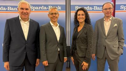 Bild: Gerd Baumann/Sparda-Bank Ostbayern
Sie blicken zurück auf ein solides Geschäftsjahr (von links): Dietmar Breu, Michael Gruber, Tanja Hochholzer und Werner Dollinger.