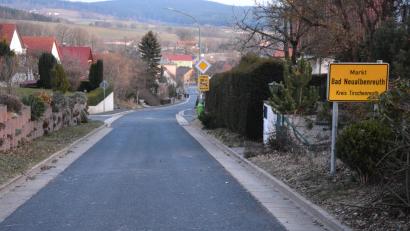 Bild: jr
Da der Grenzübergang bei Bad Neualbenreuth auch für Fahrzeuge bis 3,5 Tonnen geöffnet werden soll, muss auch die Zollstraße ausgebaut werden. Geprüft wird derzeit noch, ob für den Ausbau des Gehsteigs Anliegerbeiträge verlangt werden dürfen. Die Kosten für den Straßenausbau trägt der Freistaat Bayern.