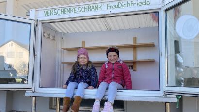 Bild: gri
Frieda (5, rechts) freut sich über den Verschenkeschrank "Freu Dich Frieda" in Freudenberg. Zusammen mit ihrer Freundin Nele (auch 5 Jahre alt) hat sie den Kasten schon mal in Beschlag genommen.