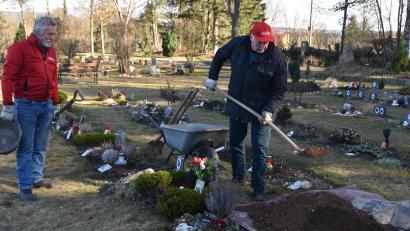 Bild: hcz
Klaus Meier und Josef Gebhardt (rechts) begraben die Tiere, die am Tierfriedhof in Weiden ihre letzte Ruhe finden.