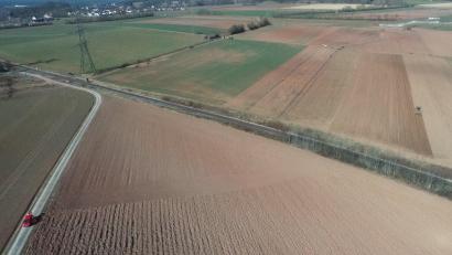 Bild: bey
Auf dem Feld rechts der unbefestigten Straße, auf der Grünfläche auf der anderen Seite der Bahnstrecke und auf dem Feld rechts der Grünfläche wollen unterschiedliche Investoren Batteriespeicher errichten. Die Einleitung der notwendigen Bauleitplanung hat der Gemeinderat beschlossen.