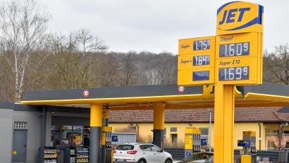 Bild: Petra Hartl
Während ein Mann die Angestellte in dieser Tankstelle in Amberg abgelenkt haben soll, sollen zwei weitere Männer Motorölflaschen im Außenbereich gestohlen haben.