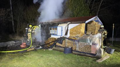 Bild: PI Schwandorf/exb
Ein Schaden in Höhe von rund 2000 Euro entstand beim Brand eines Gartenhauses in Klardorf.