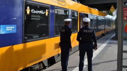 Symbolbild: Bundespolizei
Beamte der Bundespolizei fanden das vermisste Mädchen am Hauptbahnhof Regensburg.