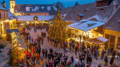 Archivbild: bsc
Die Weihnachtsmärkte und Dorfweihnachten in Friedenfels (im Bild der Weihnachtsmarkt im Ökonomiehof) zogen alljährlich viele Besucher an. Ab 2025 soll das vorweihnachtliche Ereignis auf den historischen Schlossplatz vor das neue Rathaus verlagert werden.