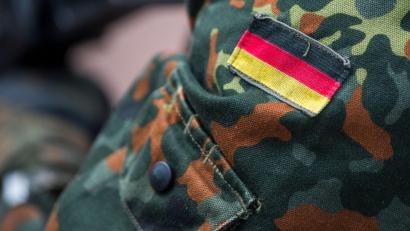 Symbolbild: Monika Skolimowska/zb/dpa
Bei einer Wohnungsdurchsuchung bei dem Mann im März 2022 stießen Ermittler auch auf Munition aus Bundeswehrbeständen und einen selbstgebauten Molotowcocktail.