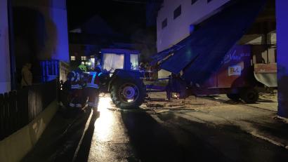 Bild: Polizeiinspektion Hof 
Der Traktor durchbrach im Landkreis Hof ein Stalltor und krachte gegen eine Mauer.