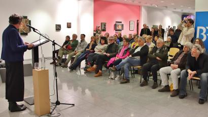 Bild: Thomas Dobler
Bei der Vernissage zur neuen Max-Bresele-Ausstellung in Regensburg liest Julia Weigl-Wagner (links) Passagen aus ihrer Biografie, die Breseles Leben als kompromisslosen Künstler, Kritiker und Freigeist nachzeichnet.