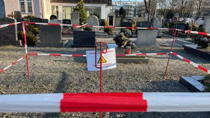 Bild: Gabi Schönberger
Seit November 2024 sind einige Bereiche auf dem Stadtfriedhof in Weiden abgesperrt. Hier droht Einsturzgefahr. Nun gibt es eine Lösung.