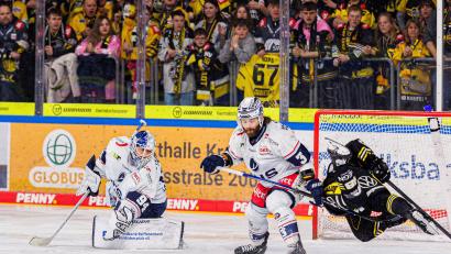Bild: Werner Moller
Der Weidener Verteidiger Tommy Muck (Mitte) lässt in dieser Szene den Krefelder Maximilian Adam (rechts) über den Schläger gleiten, Goalie Marco Wölfl wäre chancenlos gewesen.