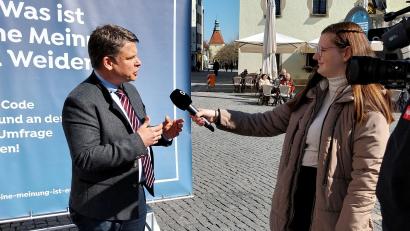 Bild: Patrick Walter
Benjamin Zeitler beim Interview in der Fußgängerzone. Der CSU-Kreisvorstand spricht sich für ihn als OB-Kandidat aus.