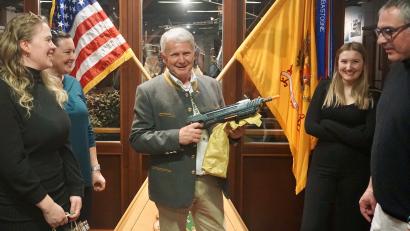 Bild: jut
Passend: Der langjährige US-Army-Sprecher Franz Zeilmann (Mitte) bekommt von seinen Kollegen und Kolleginnen zum Abschied in den Ruhestand eine Pistole geschenkt – eine Pistole, mit der man daheim Fliegen fängt.